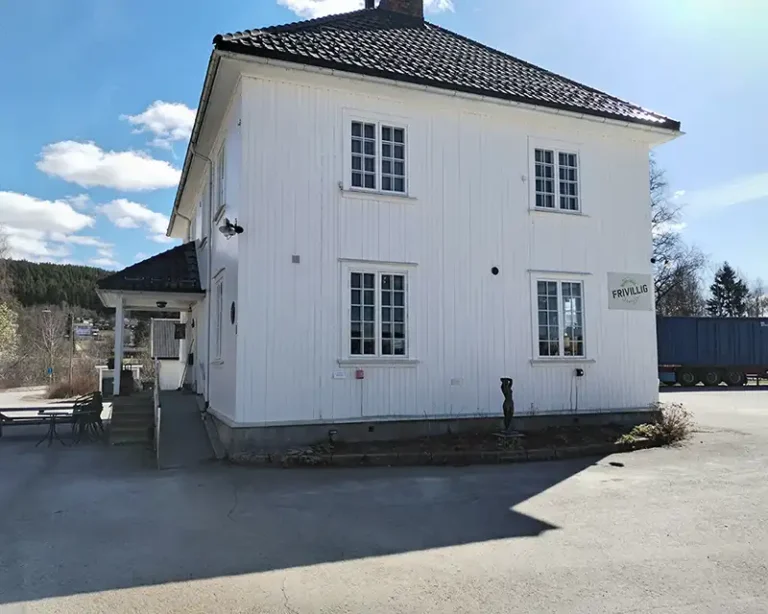 brukt bu bruktbutikk fasade 768x614