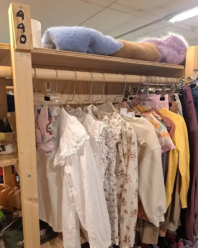 det gule hus haugesund klaer paa stativ