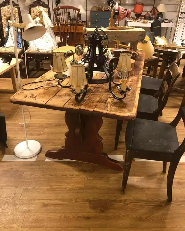 vinstra brukt antikk mobler