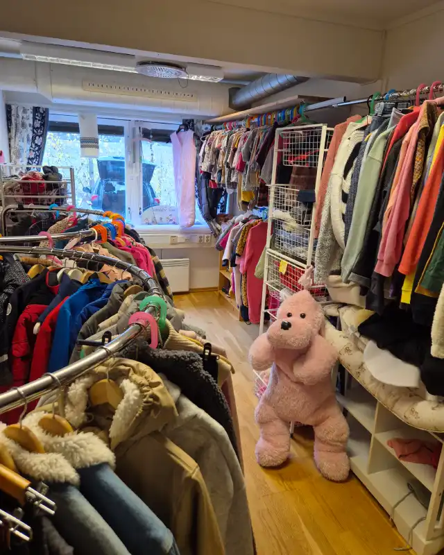 hejlpende henders bruktbutikk barneklaer